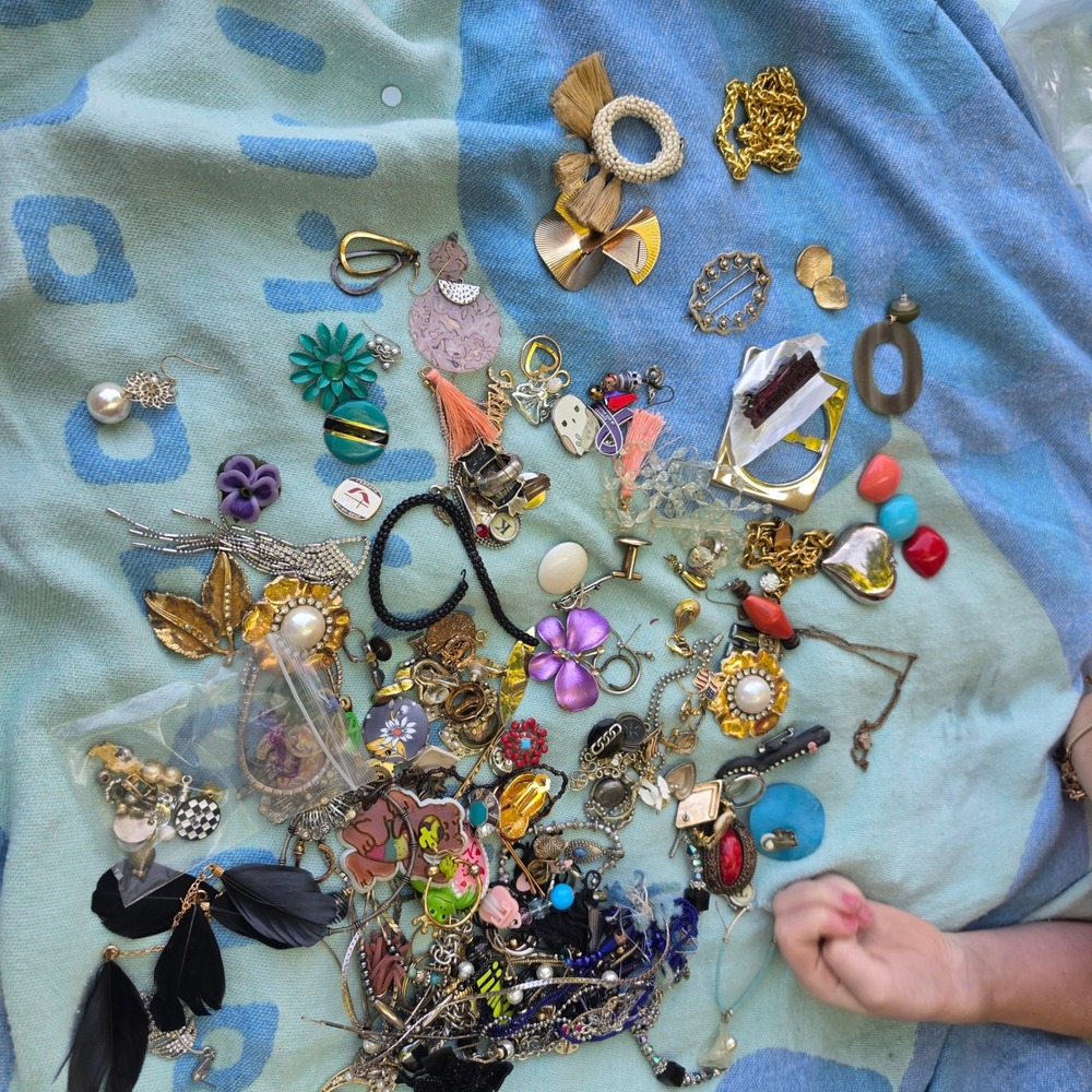 Jewelry Lot 2.7lb+ Vintage Modern Mix Necklaces Earrings Bracelets Brooches